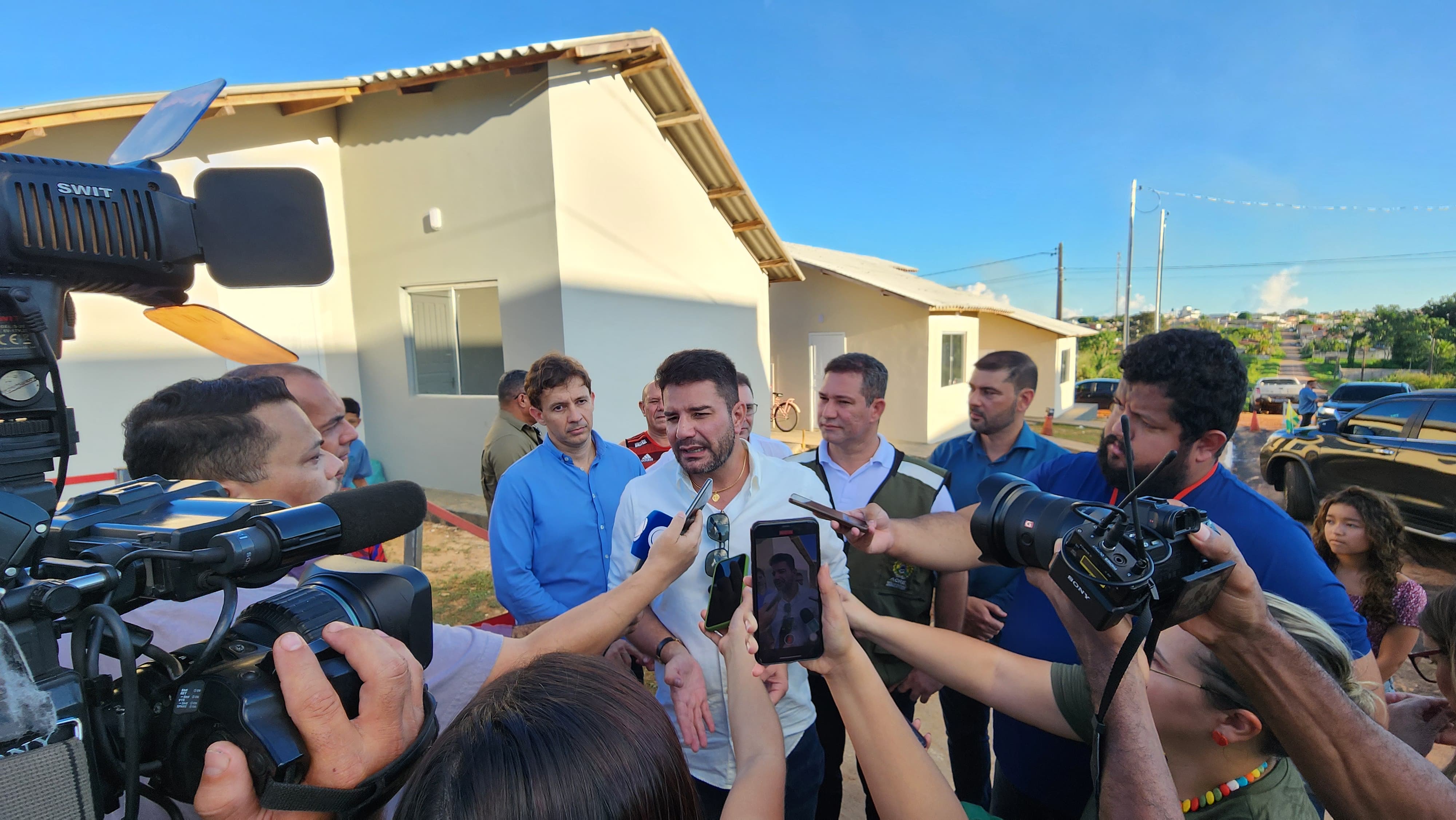 Gladson entrega 19 casas no Jequitibá e assina ordem de serviços para construção de 383 unidades na Cidade do Povo